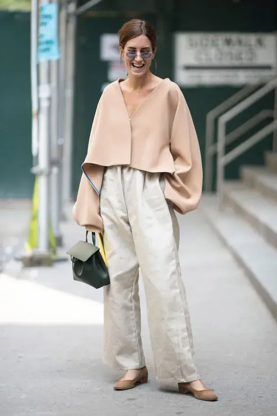 Una mujer en la calle usando estilo de ropa potato girl.