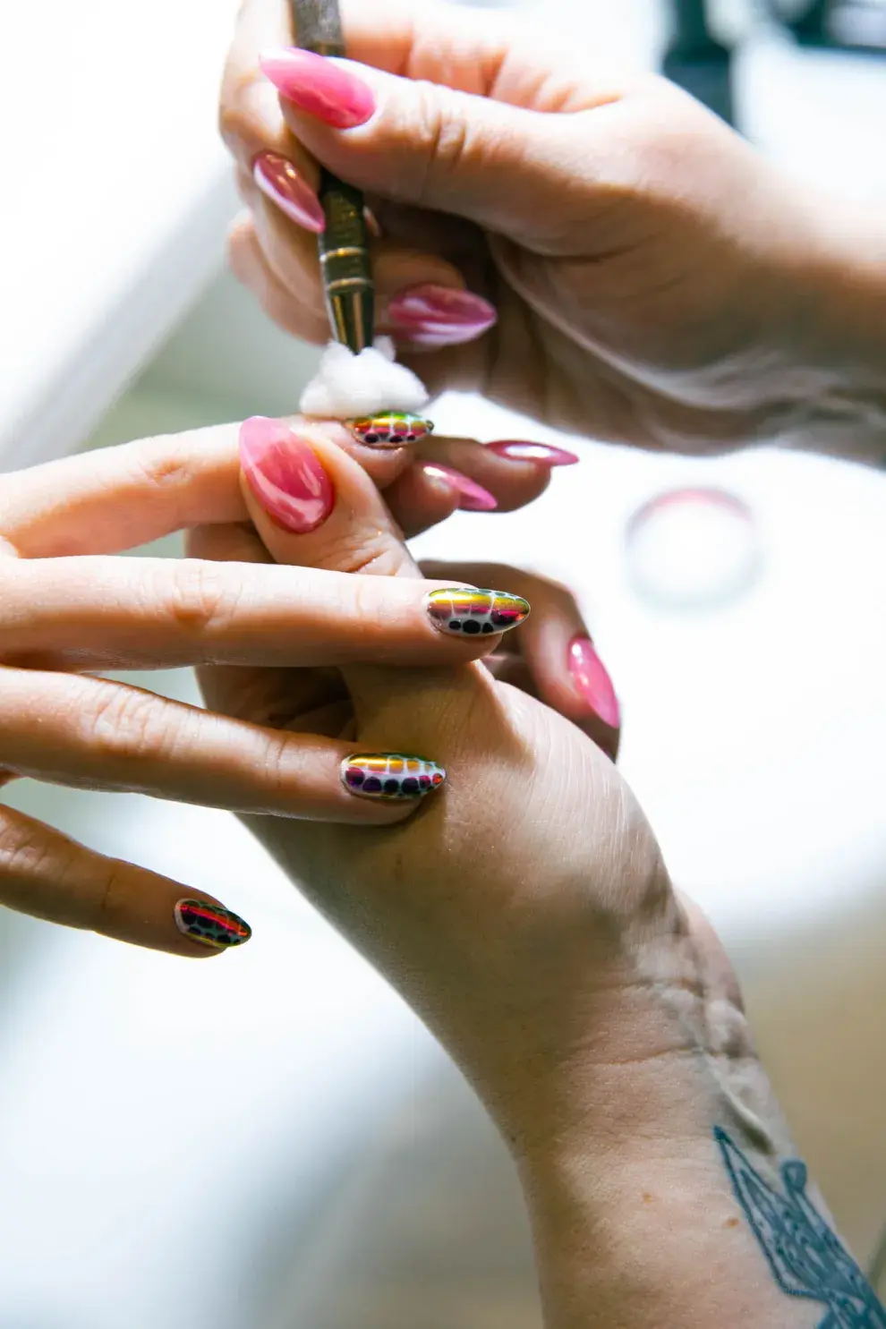 Foto de una mano haciéndose la manicura.