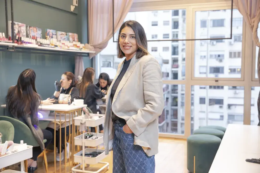 johanna sosa posando en su estudio de uñas