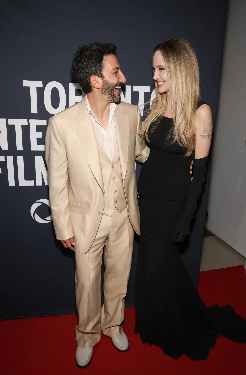 Foto de Juan Minujín y Angelina Jolie en el Festival de Cine de Toronto.