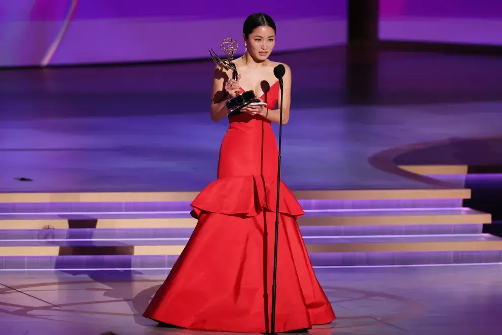 Foto de Anna Sawai en los Premios Emmy 2024.