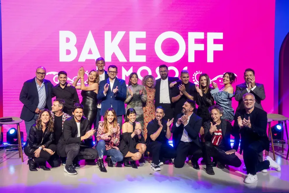 Todo el elenco y jurados de Bake Off posando sobre un escenario.