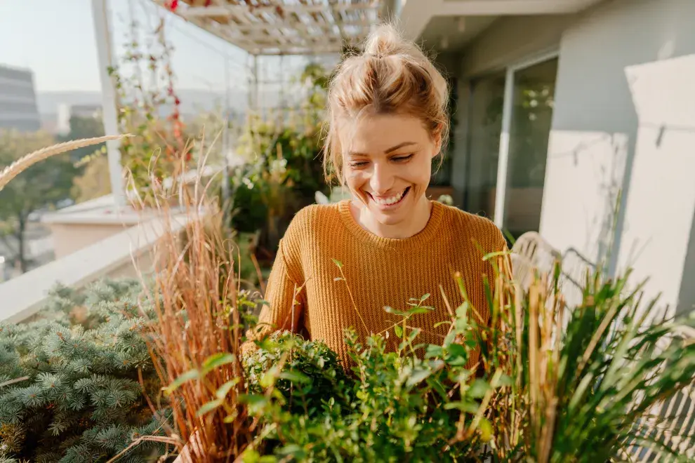 Mujer en un jardín.