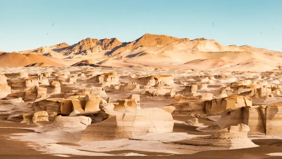 El paisaje del Campo de Piedra Pomez se originó en los flujos piroclásticos del volcán Blanco, un proceso que tuvo lugar millones de años atrás. Esos materiales salieron a la atmósfera, fruto de la explosión, se extendieron y luego se solidificaron. 