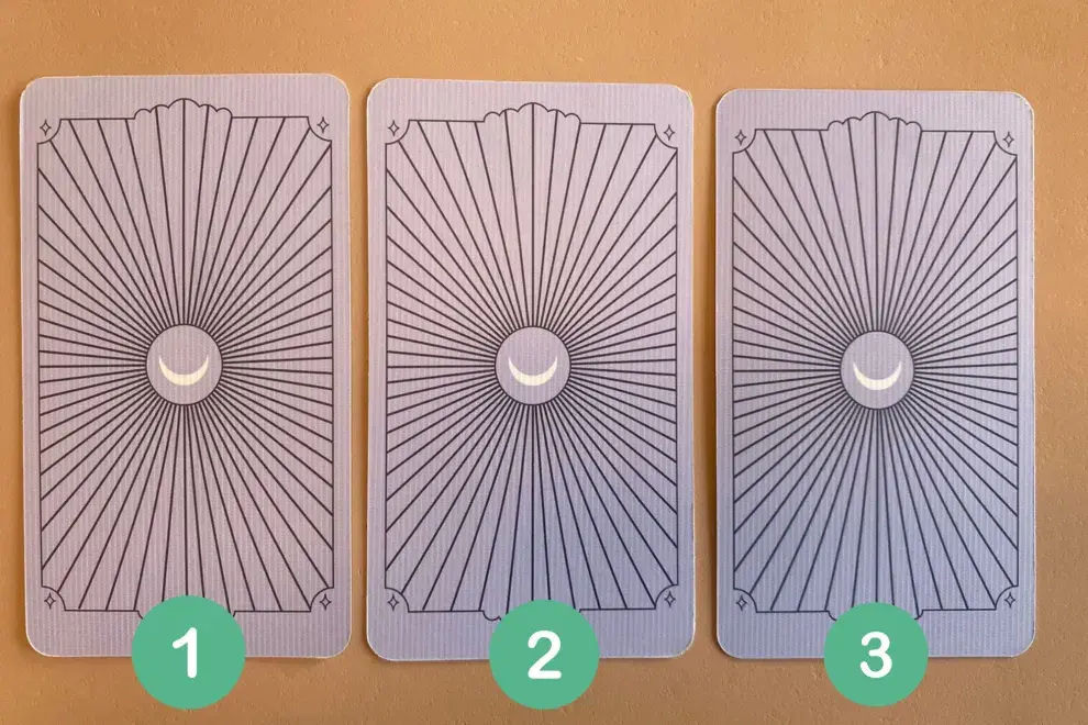 Cartas de tarot desplegadas sobre una mesa.