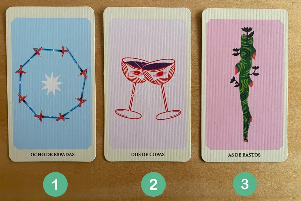 Tres cartas de tarot sobre una mesa.