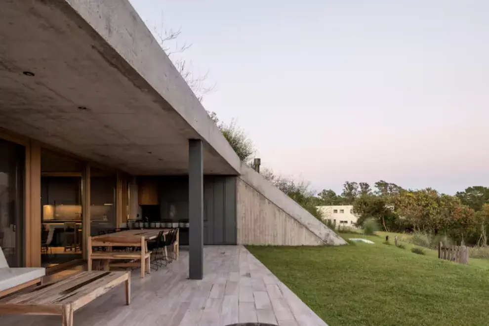 La galería da al paisaje abierto de los médanos, recibe el sol y el viento de forma apaciguada. 