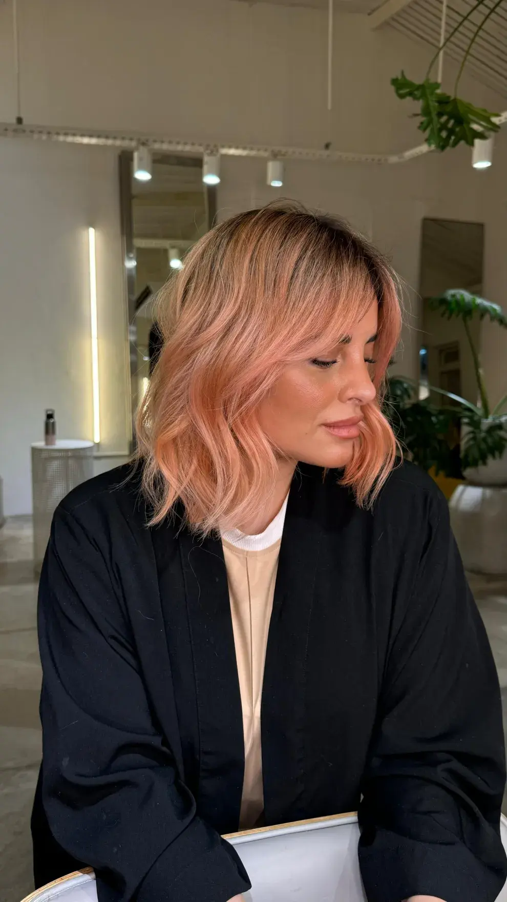 Una mujer posando con su nuevo corte de cabello