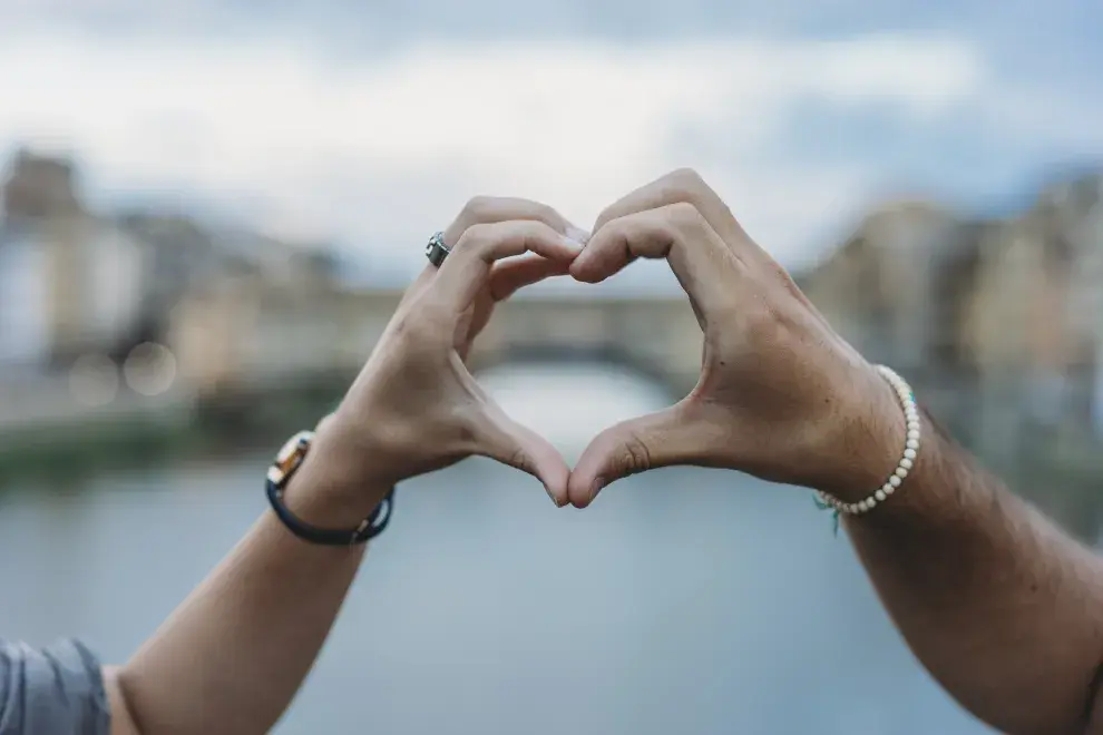 Manos formando un corazón.