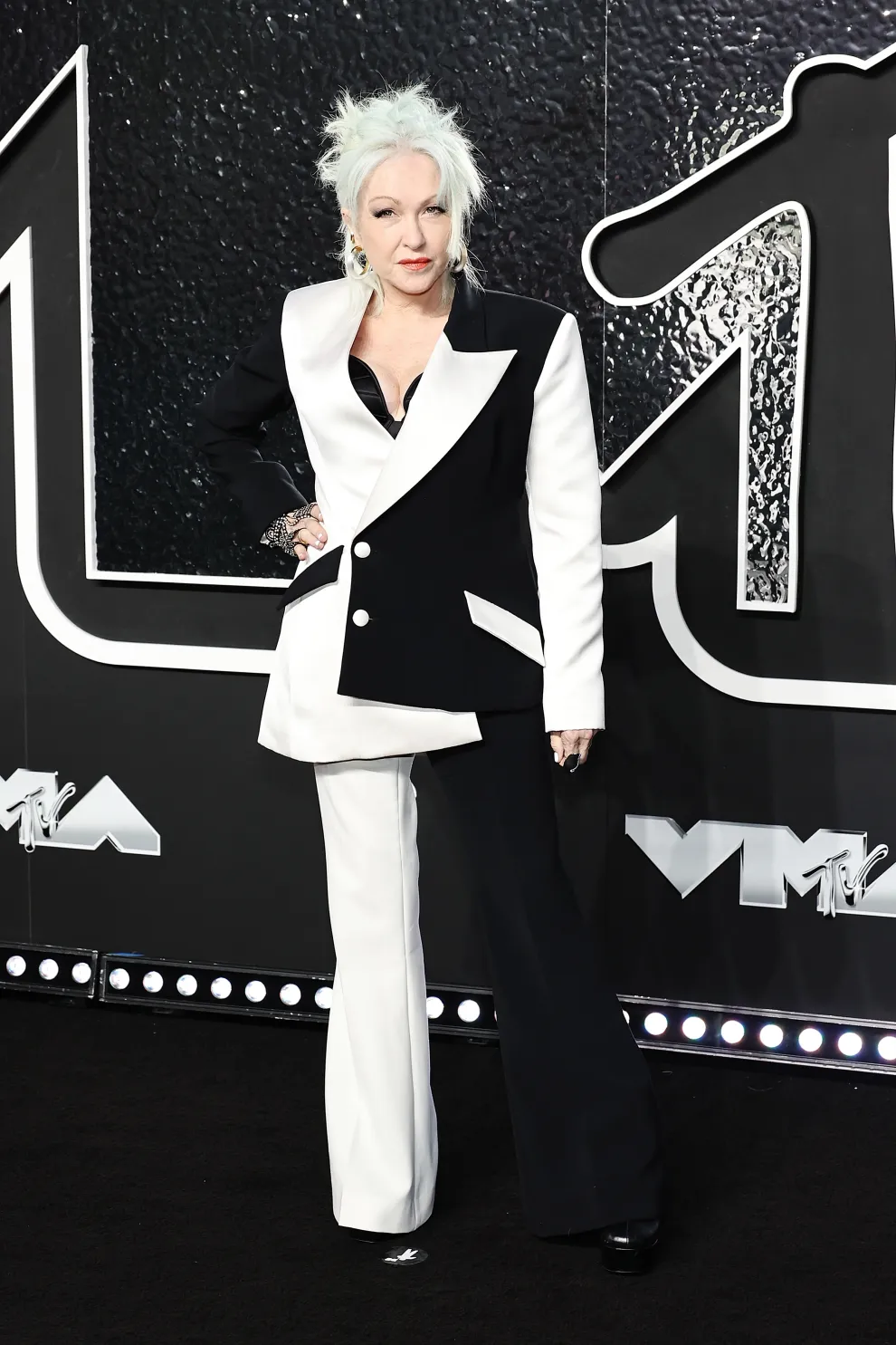  Cyndi Lauper en la alfombra roja de los MTV VMAs 2024.