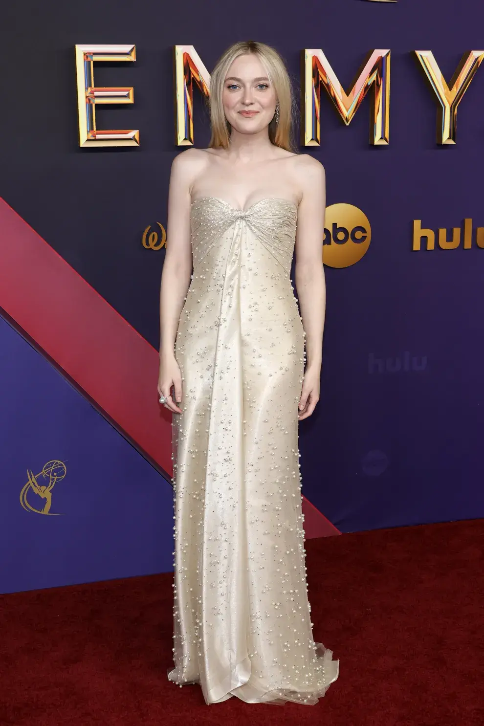 Dakota Fanning en la alfombra roja de los Premios Emmy 2024.