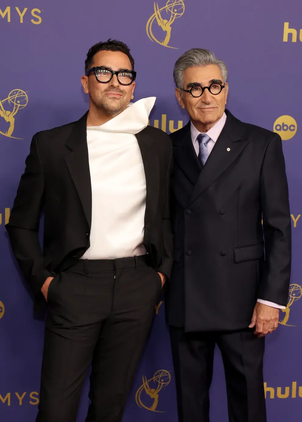 Los presentadores de la gala, Dan Levy y Eugene Levy, en la alfombra roja de los Premios Emmy 2024.