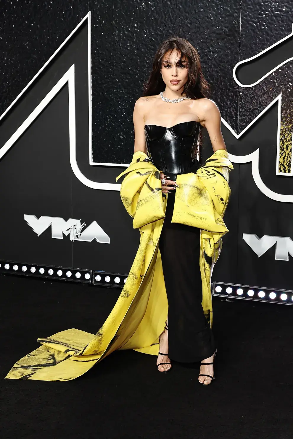 Danna Paola en la alfombra roja de los MTV VMAs 2024.