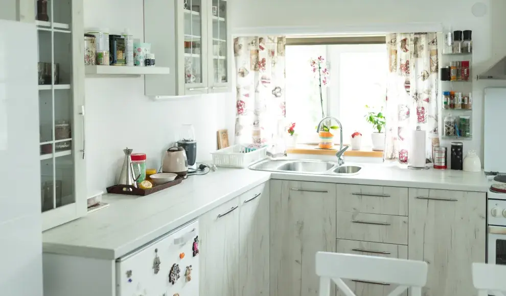 Las cocinas en la cocina resultan poco prácticas: se ensucian fácilmente y pueden resultar peligrosas.