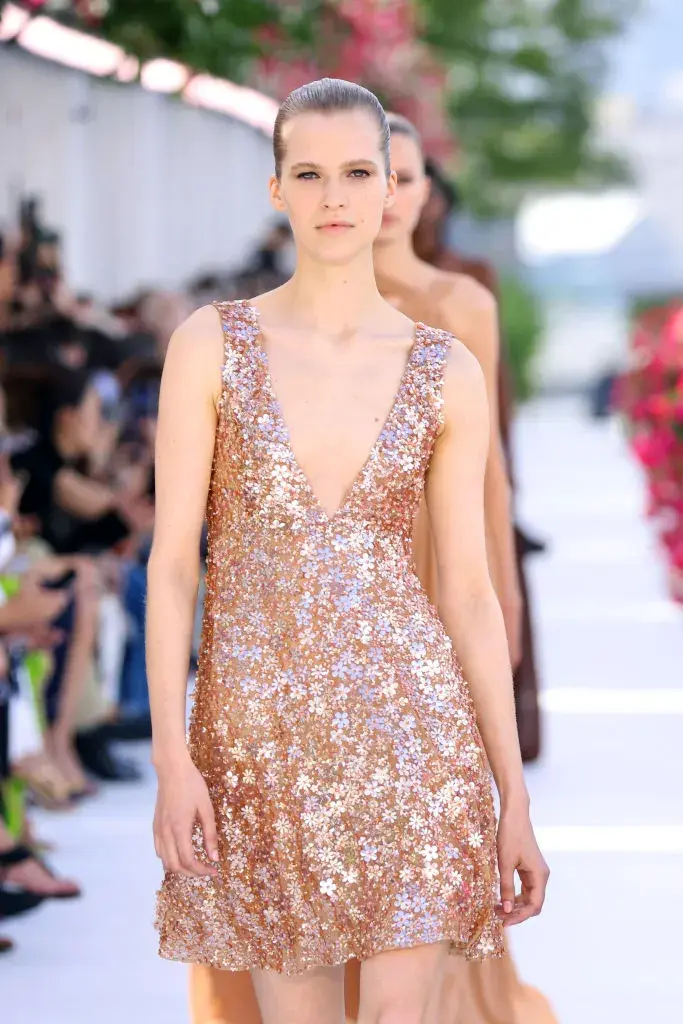 Foto de una modelo mujer en la pasarela de Michael Kors.