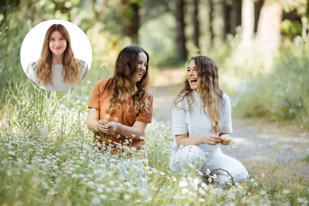 mujeres sonriendo en el parque