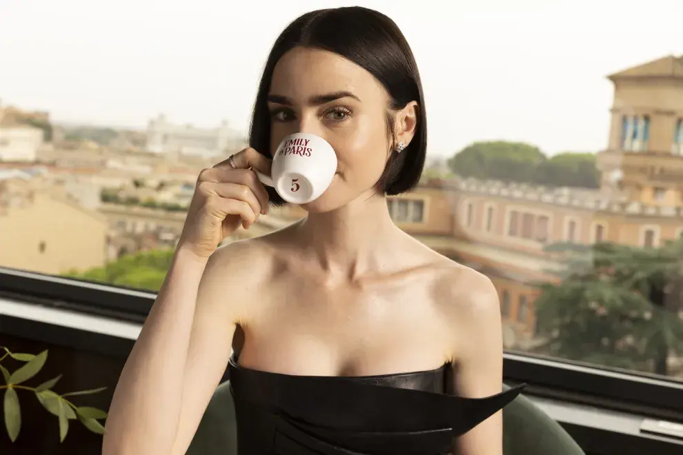 Foto de Lily Collins con taza de Emily in Paris.