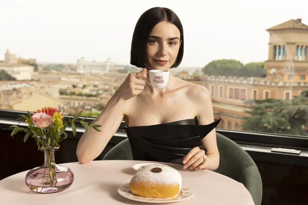 Foto de Lily Collins con taza de Emily in Paris.