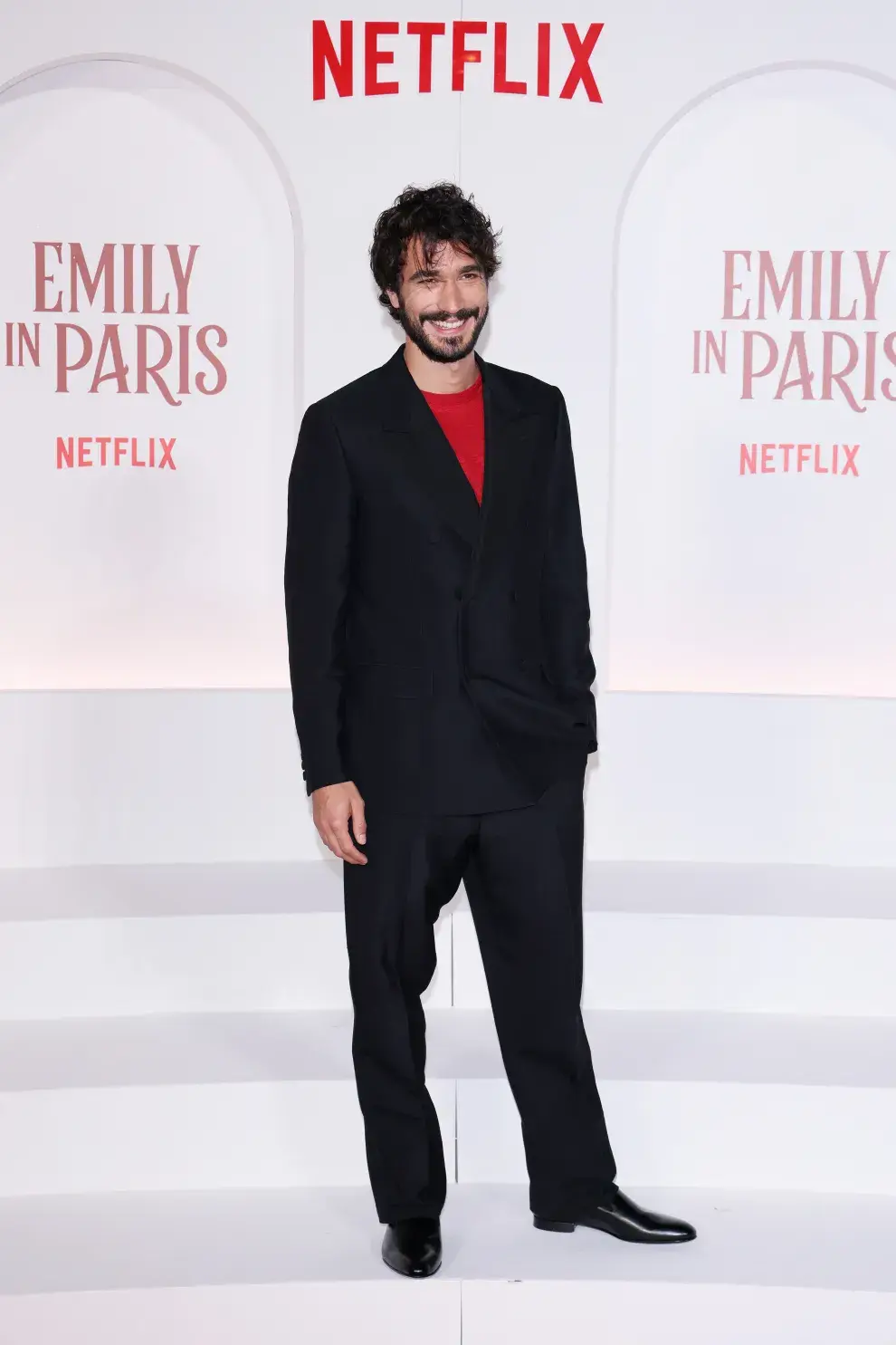 Eugenio Franceschini en la premiere en Roma de la parte 2 de la temporada 4 de Emily in Paris.