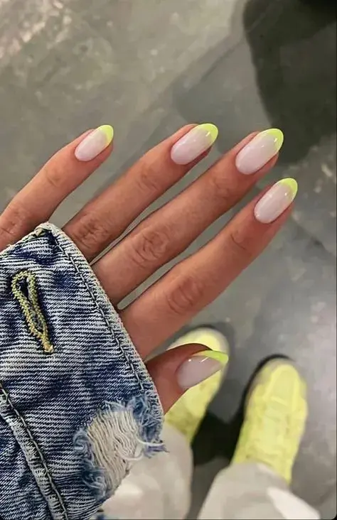 Foto de una mano de mujer con manicura francesa de color.