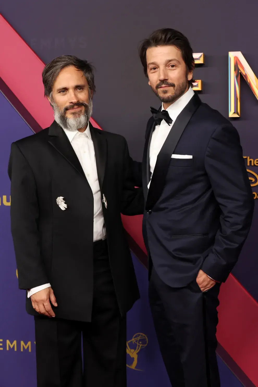 Gael García Bernal y Diego Luna en la alfombra roja de los Premios Emmy 2024.