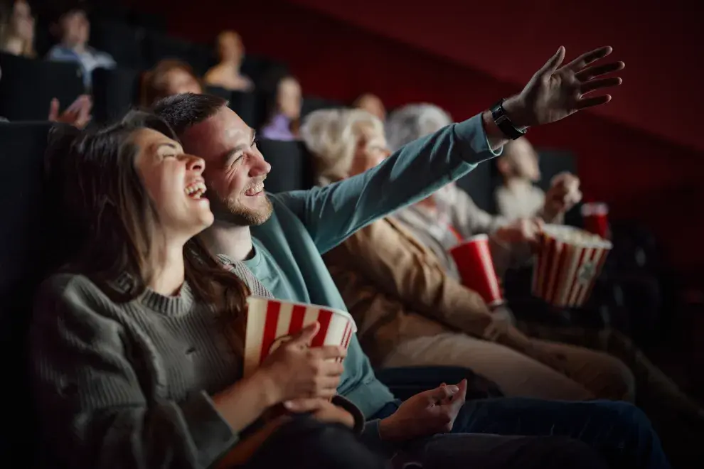 Foto de gente en el cine.