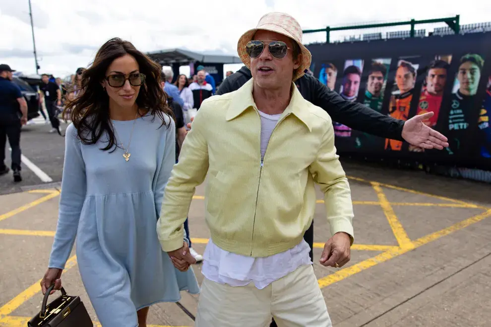 Ines de Ramon y Brad Pitt en el Gran Premio de Fórmula 1 de Gran Bretaña, en julio de 2024.