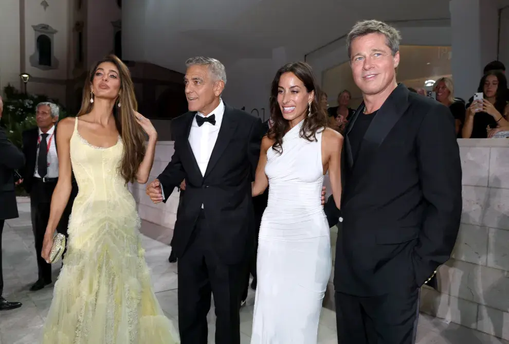 Amal Clooney, George Clooney, Ines de Ramon y Brad Pitt en la premiere de Wolfs en el Festival de Venecia.