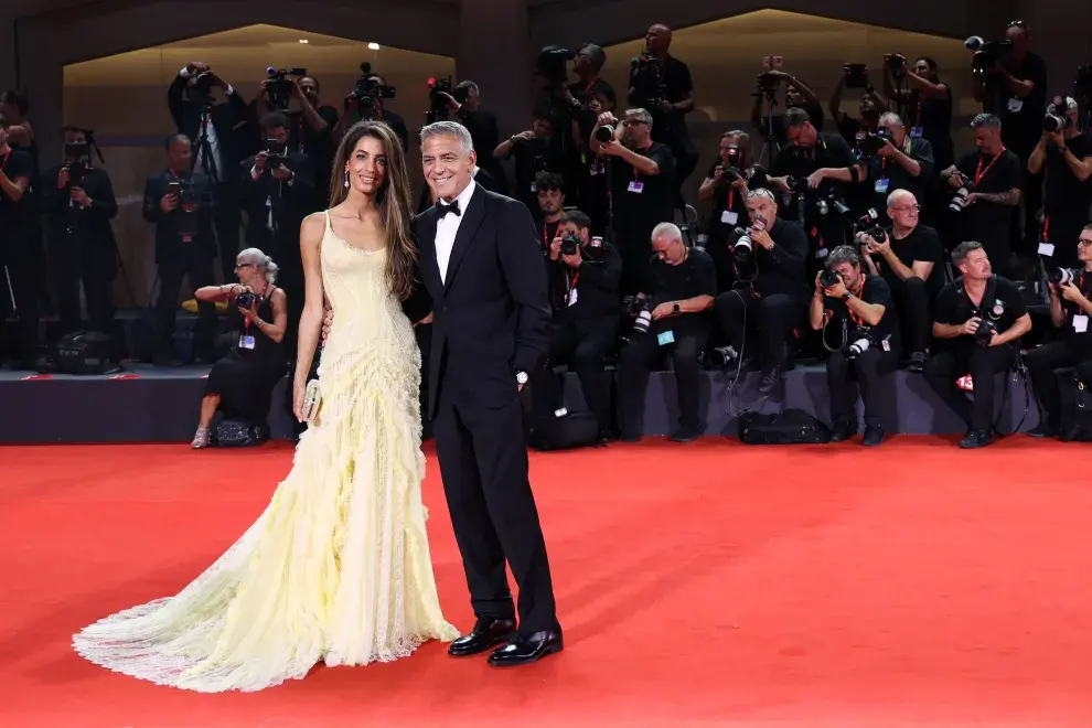 Amal y George Clooney en la premiere de Wolfs en Venecia.