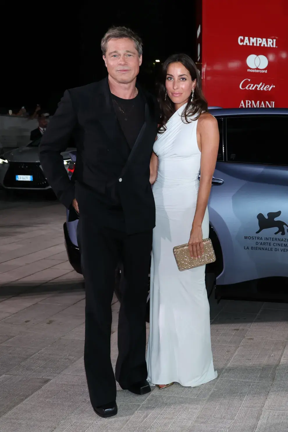 Ines de Ramon y Brad Pitt en la premiere de Wolfs en el Festival de Venecia.