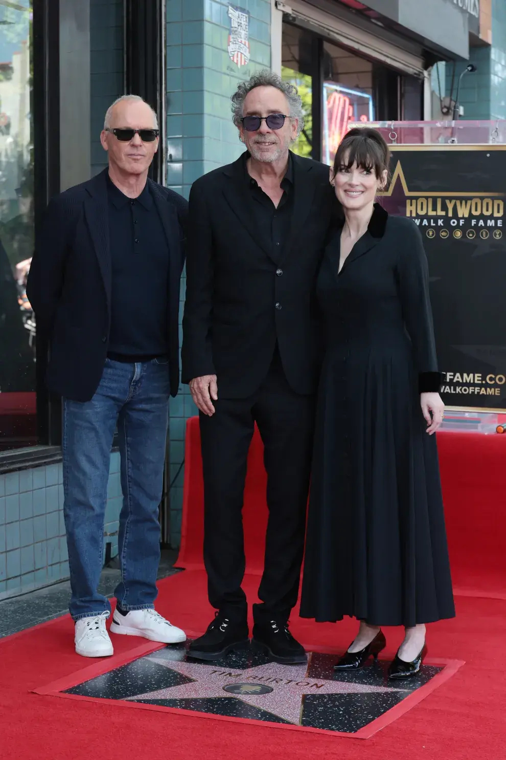 Michael Keaton, Tim Burton y Winona Ryder en el Paseo de la Fama de Hollywood, el 3 de septiembre de 2024.