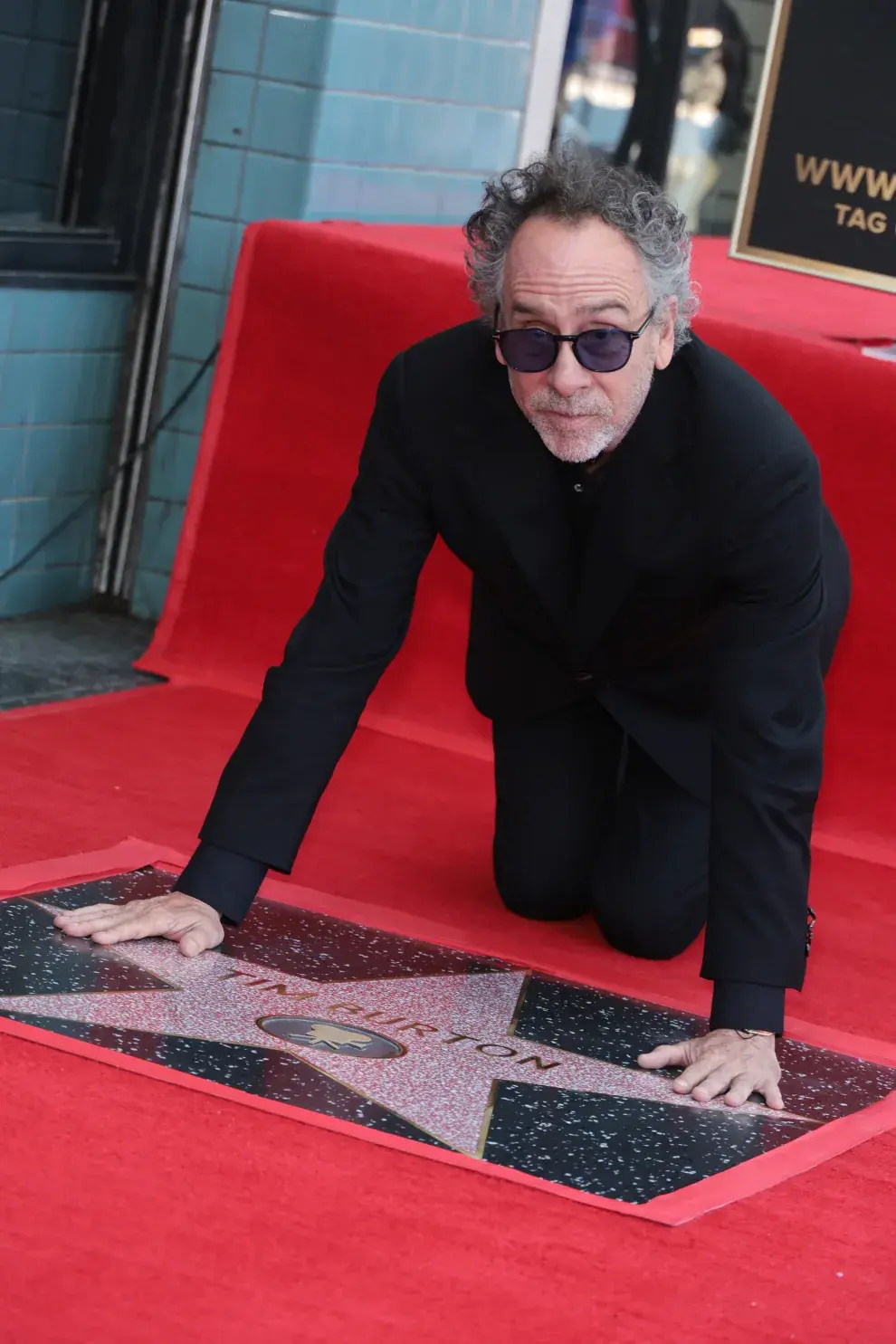 Tim Burton recibiendo su estrella en el Paseo de la Fama de Hollywood, el 3 de septiembre de 2024.