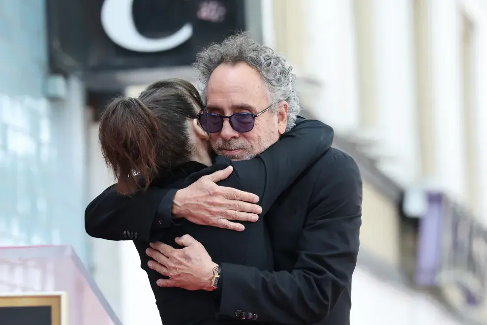 El abrazo de Winona Ryder y Tim Burton en el Paseo de la Fama de Hollywood, el 3 de septiembre de 2024.