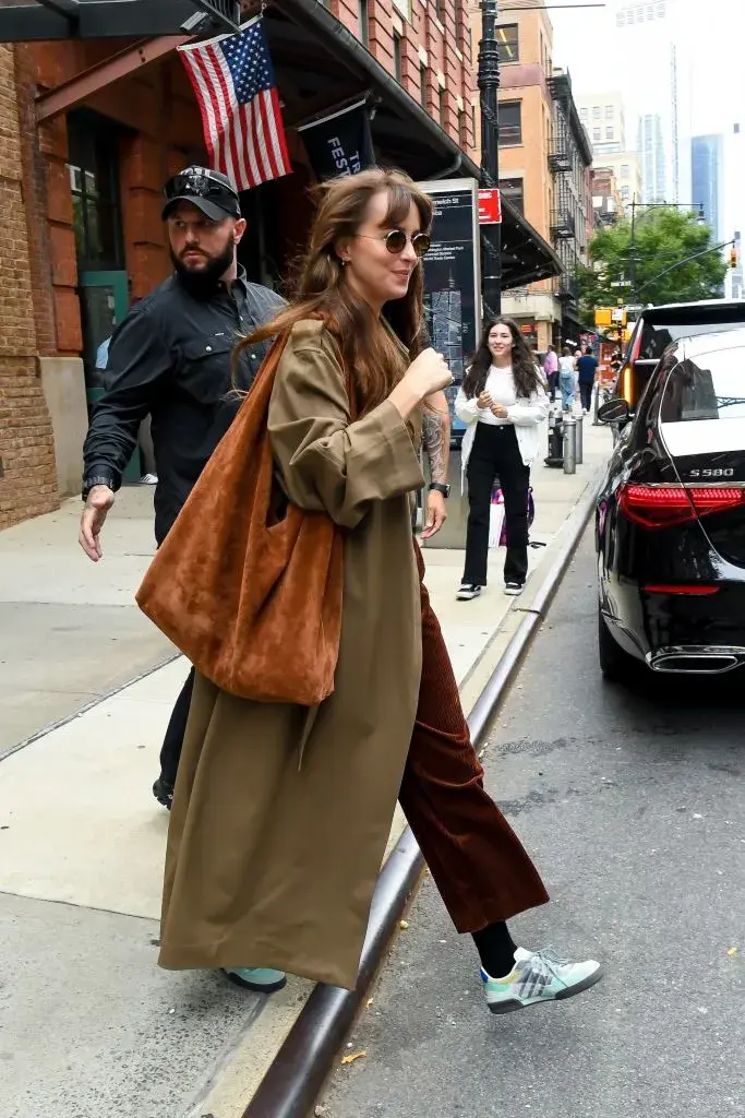 Una foto de Dakota Johnson paseando por las calles de Nueva York.