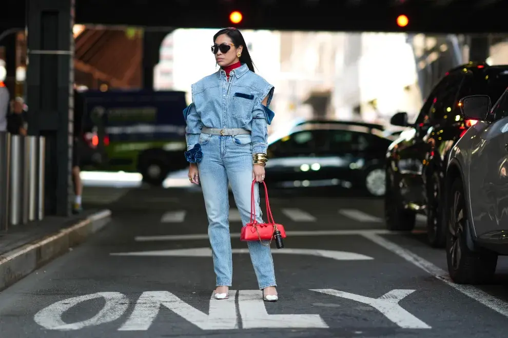 Mujer por las calles de Nueva York.