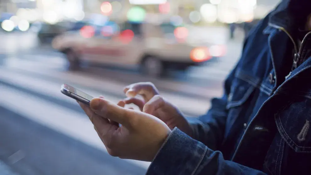 Una persona usando un teléfono celular