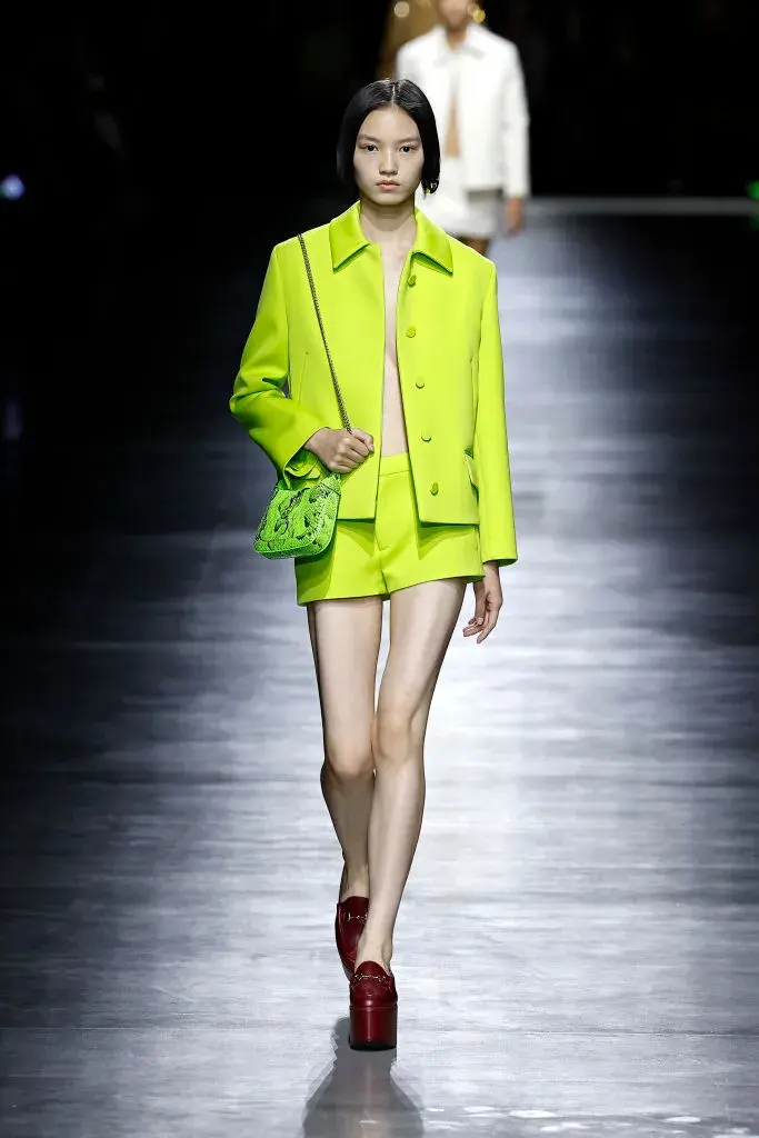 Foto de una modelo mujer en la pasarela de Gucci.