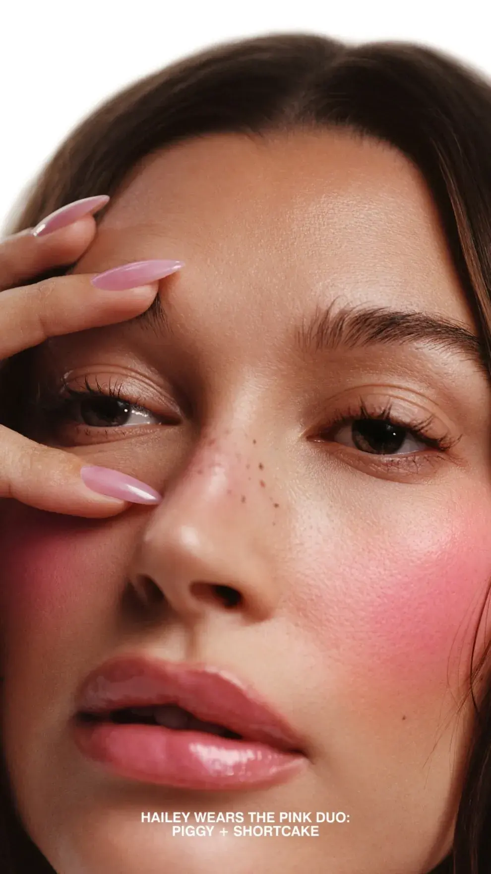 Una foto de Hailey Bieber con manicura rosa.