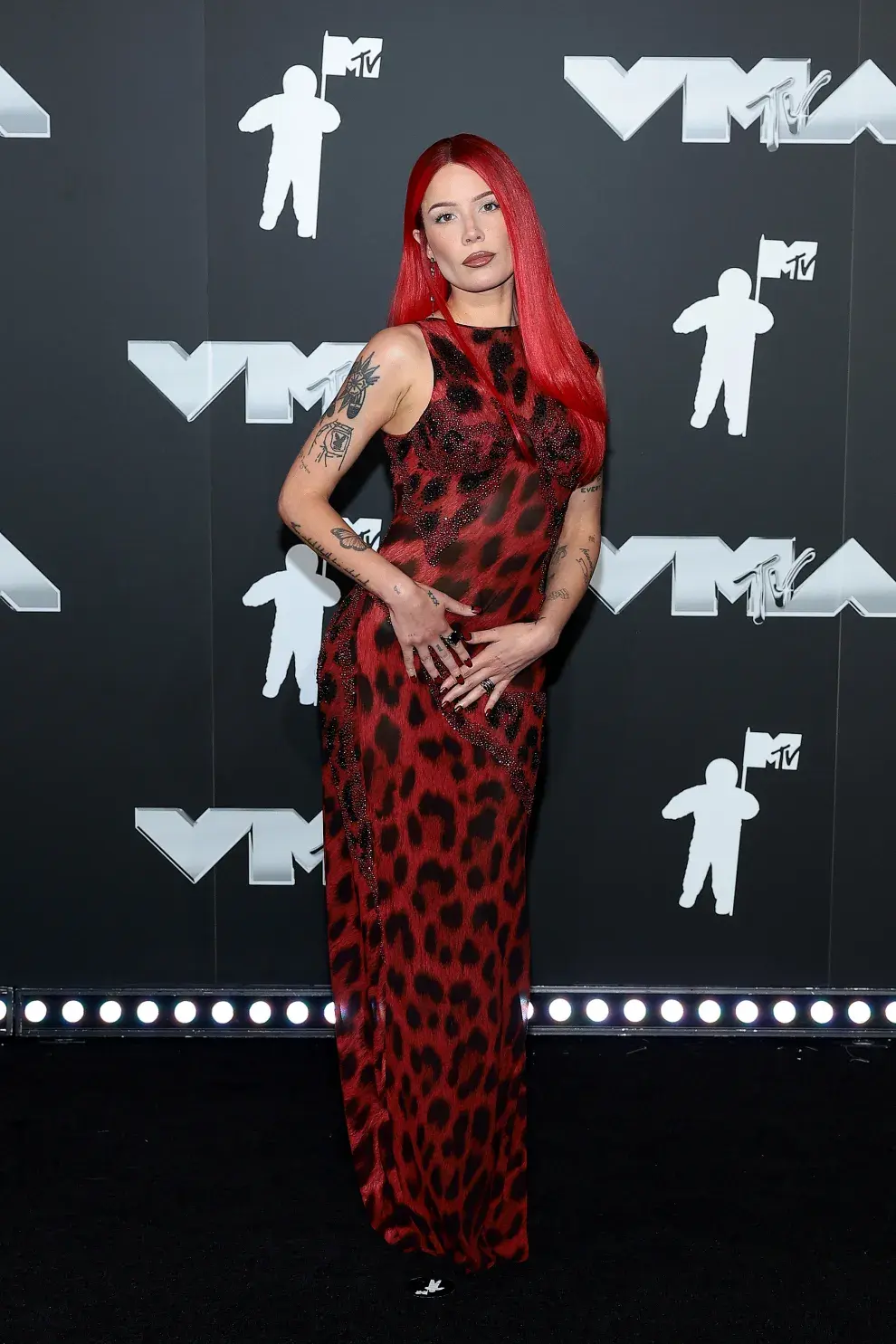 Halsey en la alfombra roja de los MTV VMAs 2024.