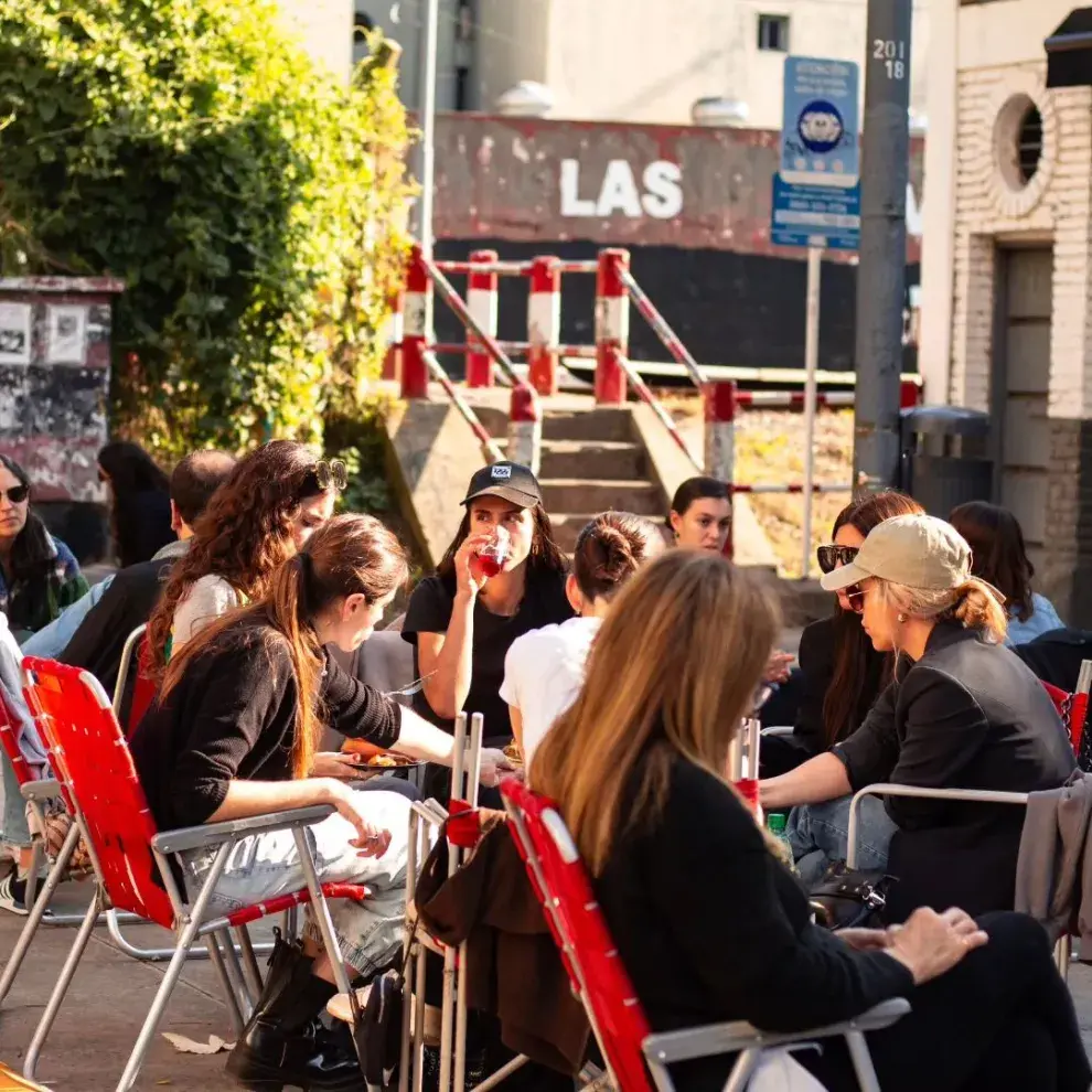 En Hola Chola podés quedarte al sol comiendo un plato vegetariano o bien, optar por Take Away.