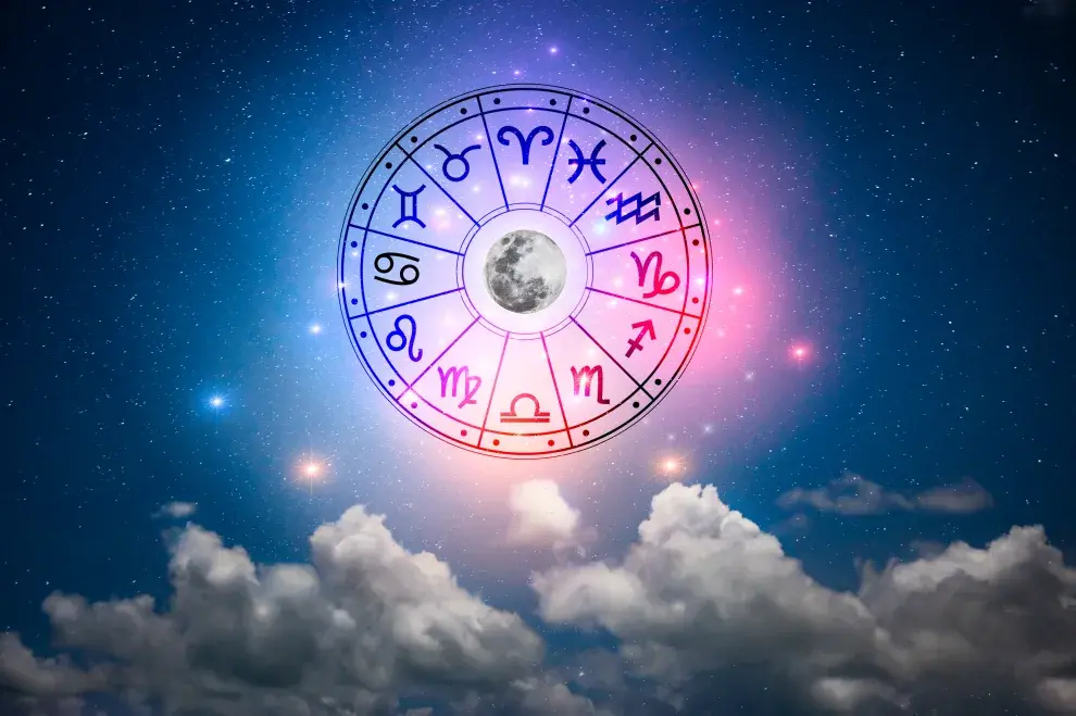 La rueda zodiacal, con los símbolos de los 12 signos astrales sobre unas nubes.