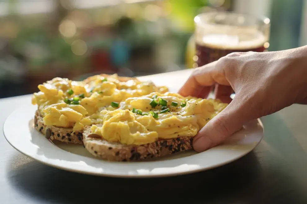 Huevos revueltos sobre tostadas