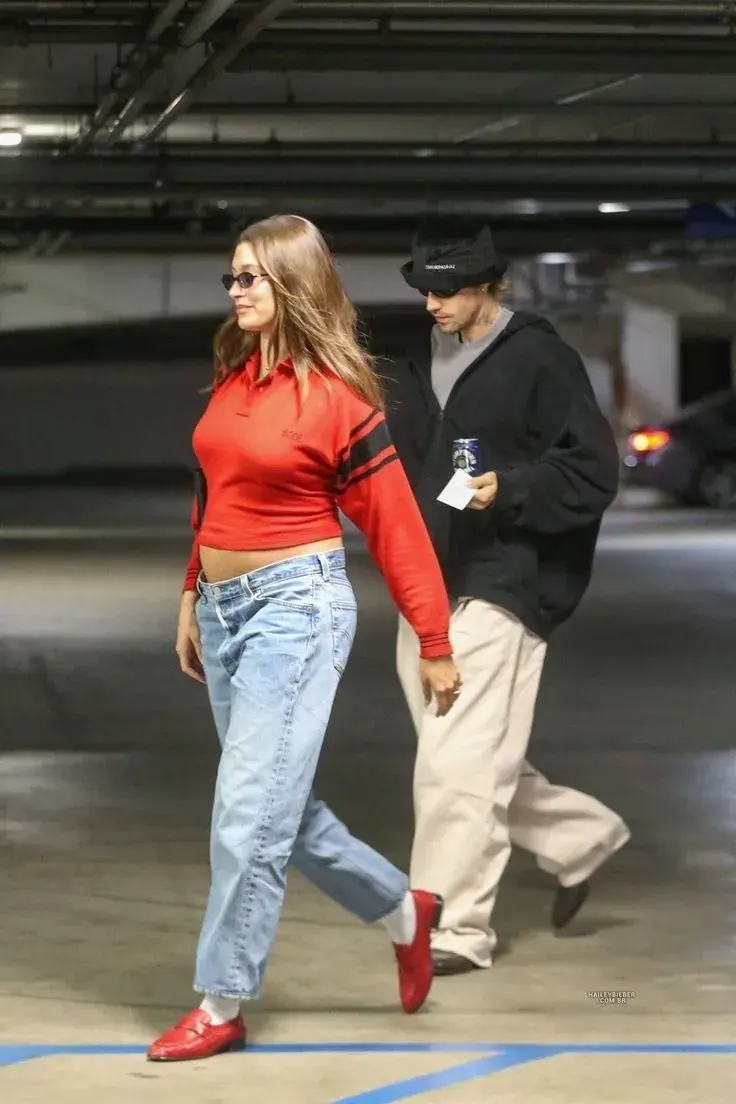 Hailey Bieber embarazada de pocos meses en un estacionamiento con Justin Bieber.