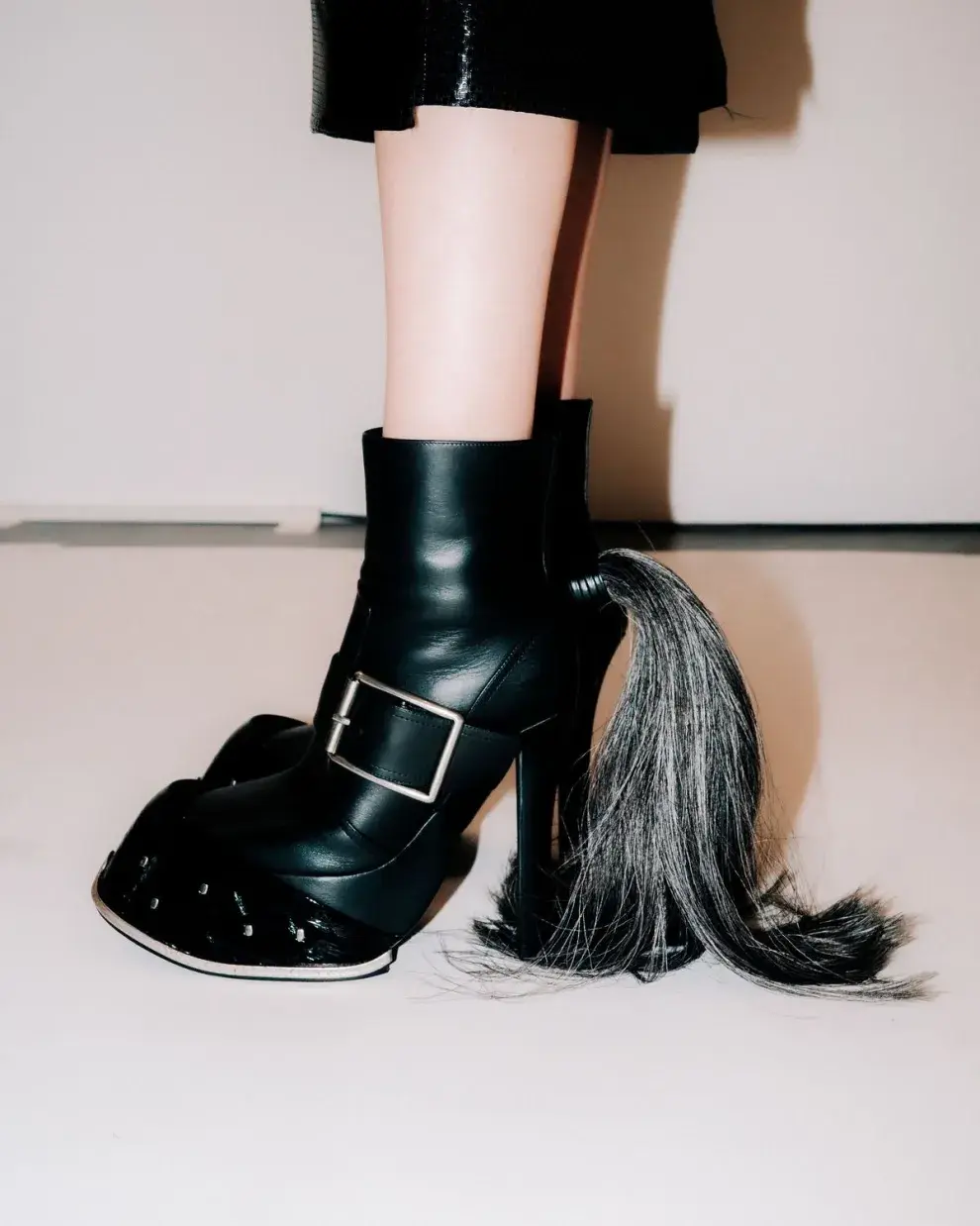 Horse hoof por Alexander McQueen 2024