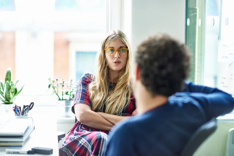 Una mujer y un hombre conversando.