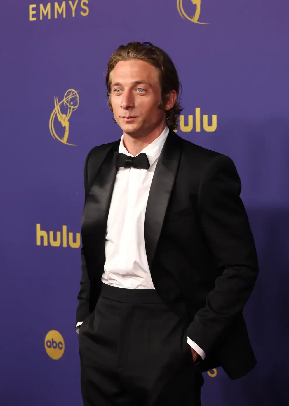 Jeremy Allen White en la alfombra roja de los Premios Emmy 2024.