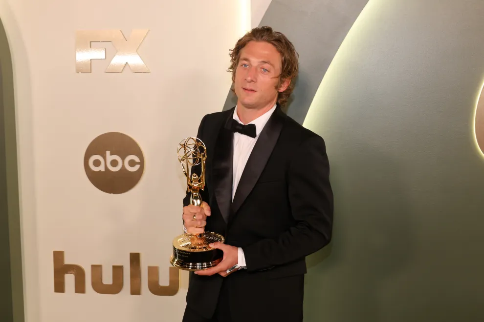 Foto de Jeremy Allen White con su Emmy 2024