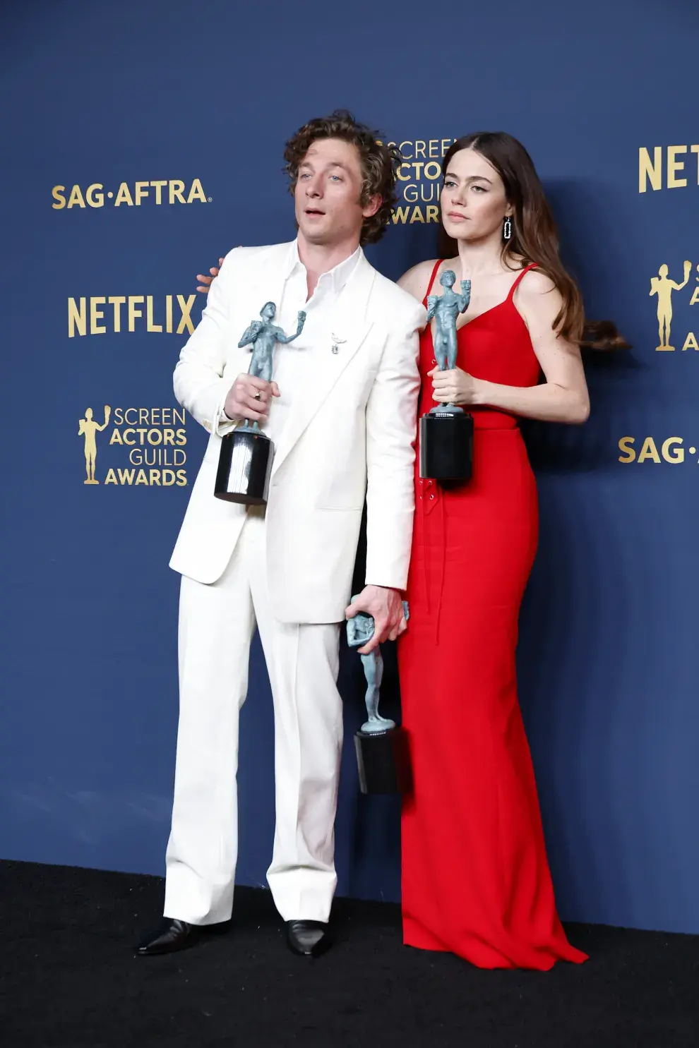 Foto de Jeremy Allen White y Molly Gordon en la entrega de los SAG Awards 2024.