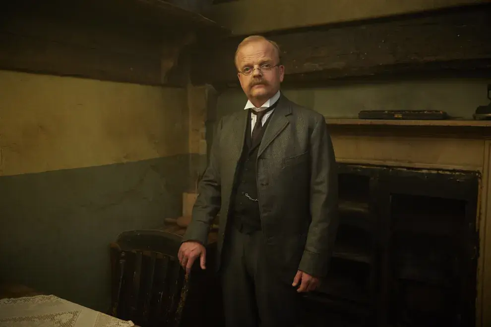 Toby Jones en la miniserie Witness for the Prosecution.
