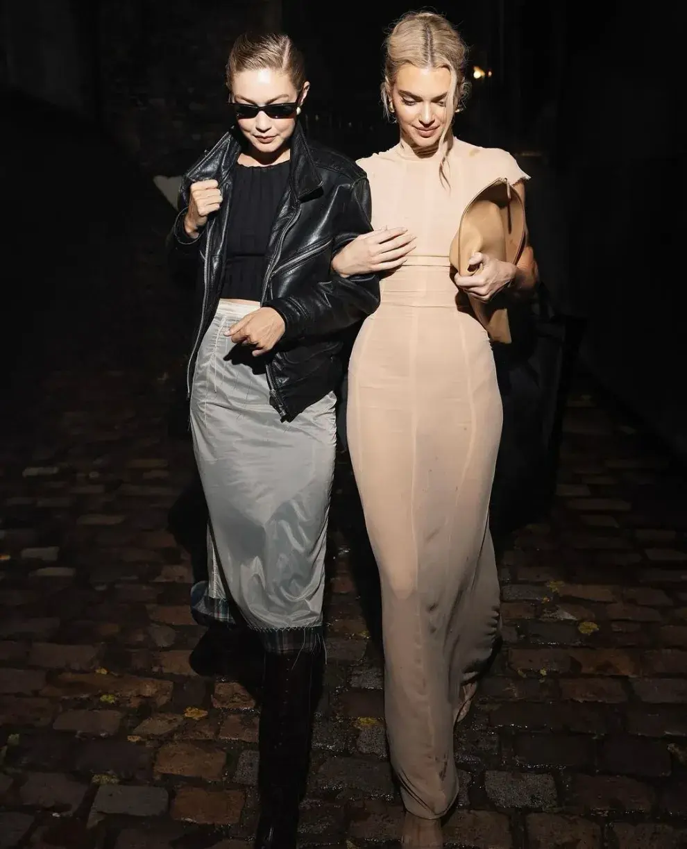 Foto de Gigi Hadid y Kendall Jenner llegando al cumpleaños de Rosalía en París.